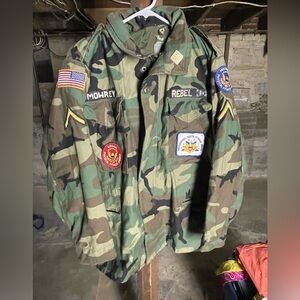 US Army Woodland Camo Field Jacket Coat Cold Weather Medium Short Patched